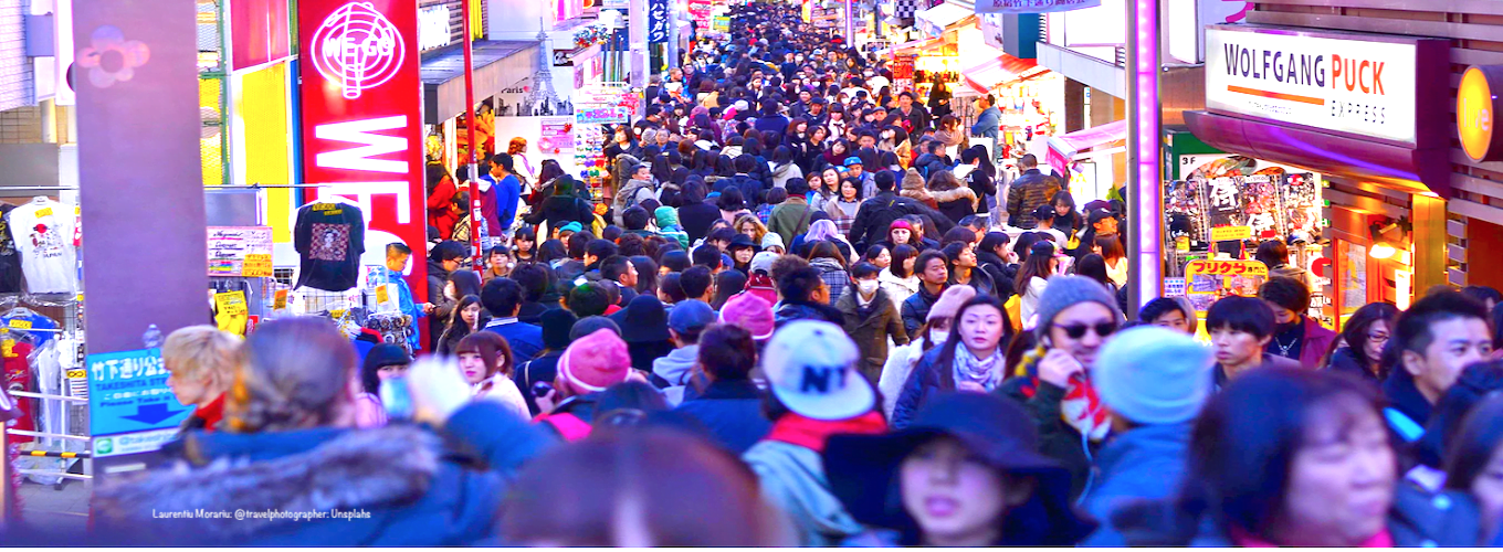 alt="Are You In A Travel Rut photo of hundreds of people on vacation."