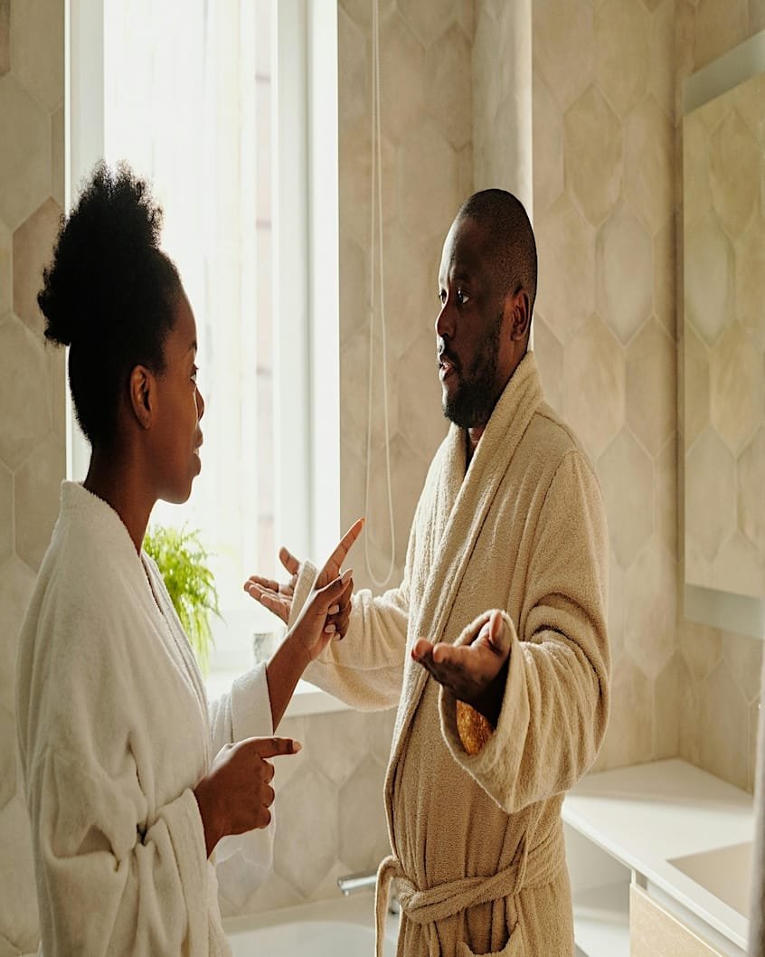alt="Couples Fighting On Vacation"
