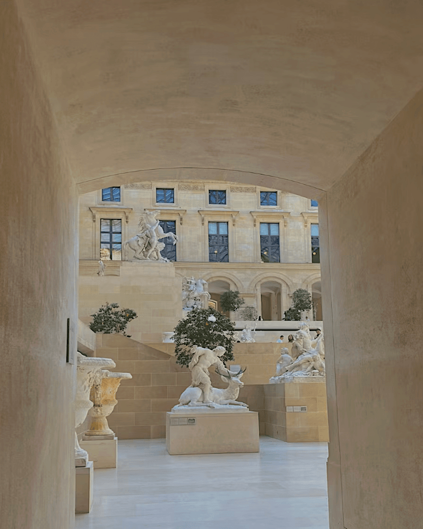 alt="the Lourve Museum, Paris"